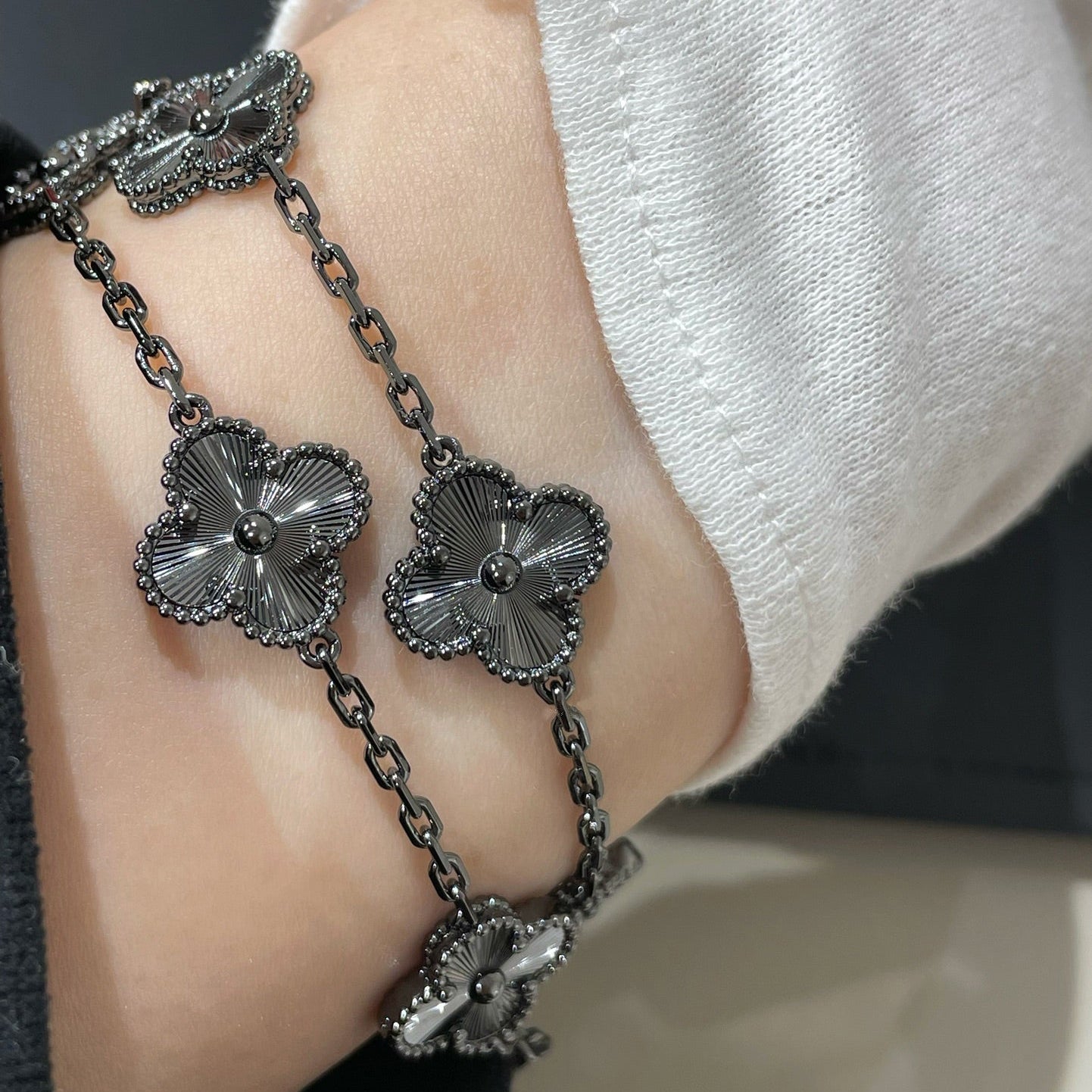 [Luxery]CLOVER 5 MOTIF BLACK BRACELET