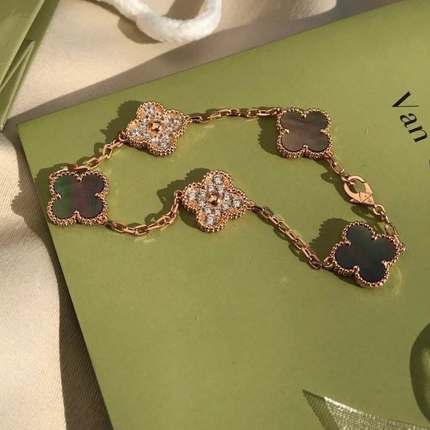 [Luxery] CLOVER 5 MOTIF GRAY MOP BRACELET COLLECTION
