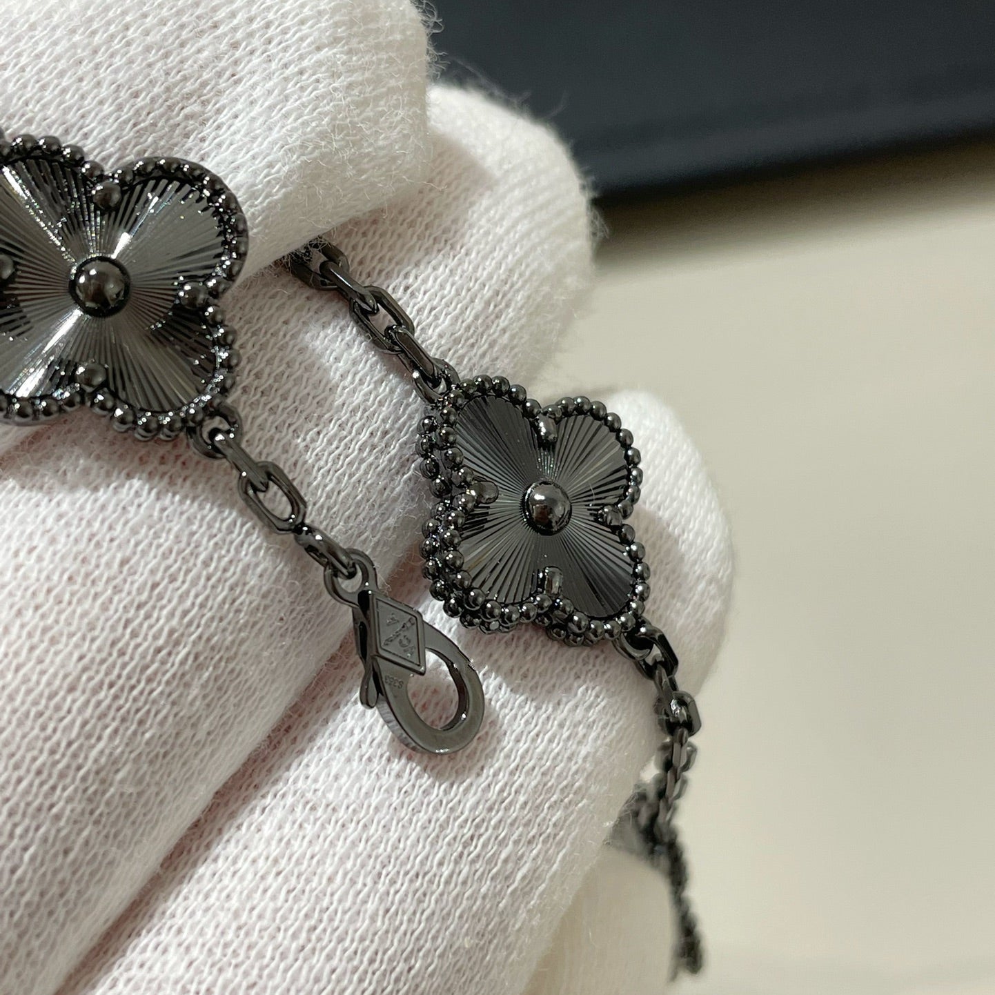[Luxery]CLOVER 5 MOTIF BLACK BRACELET