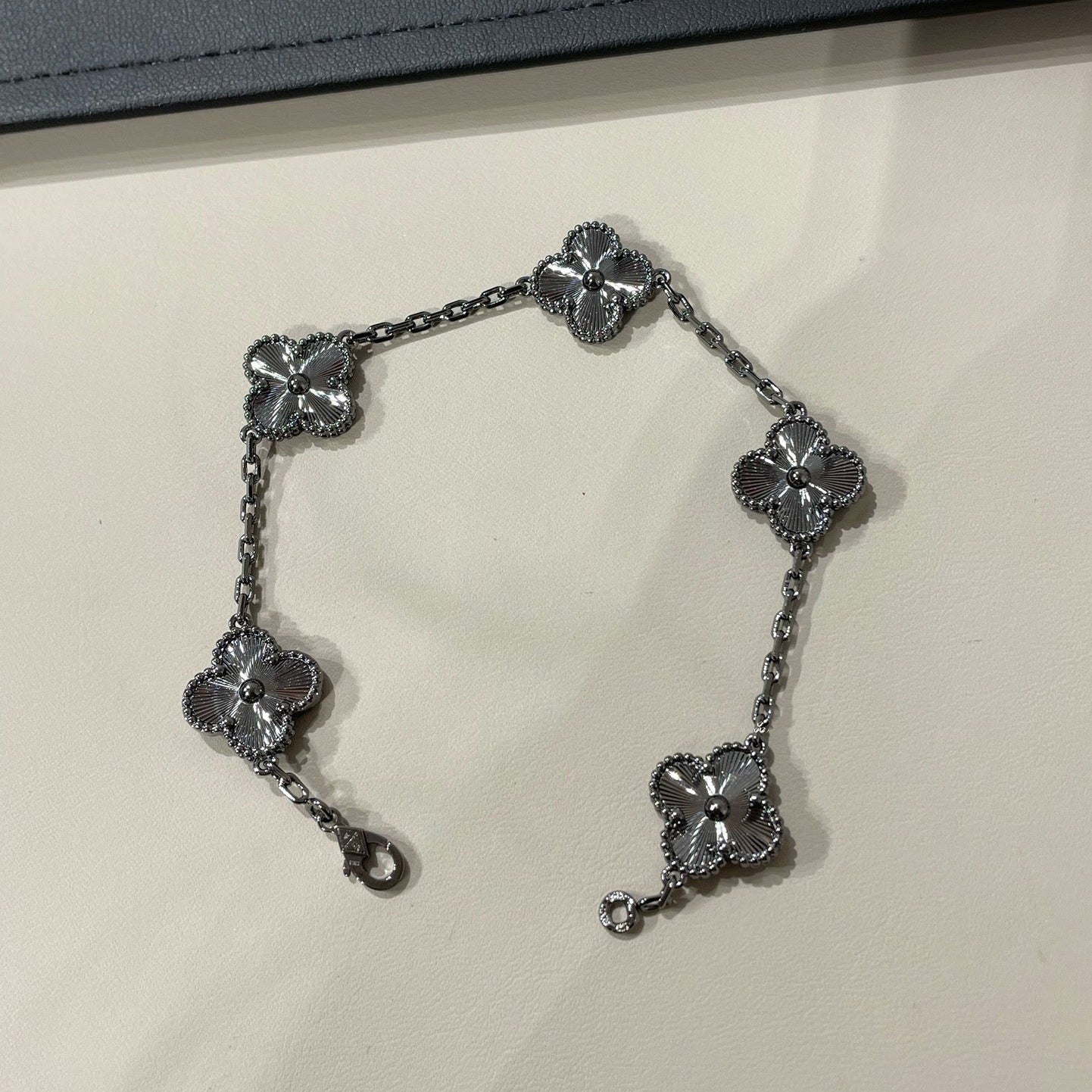 [Luxery]CLOVER 5 MOTIF BLACK BRACELET