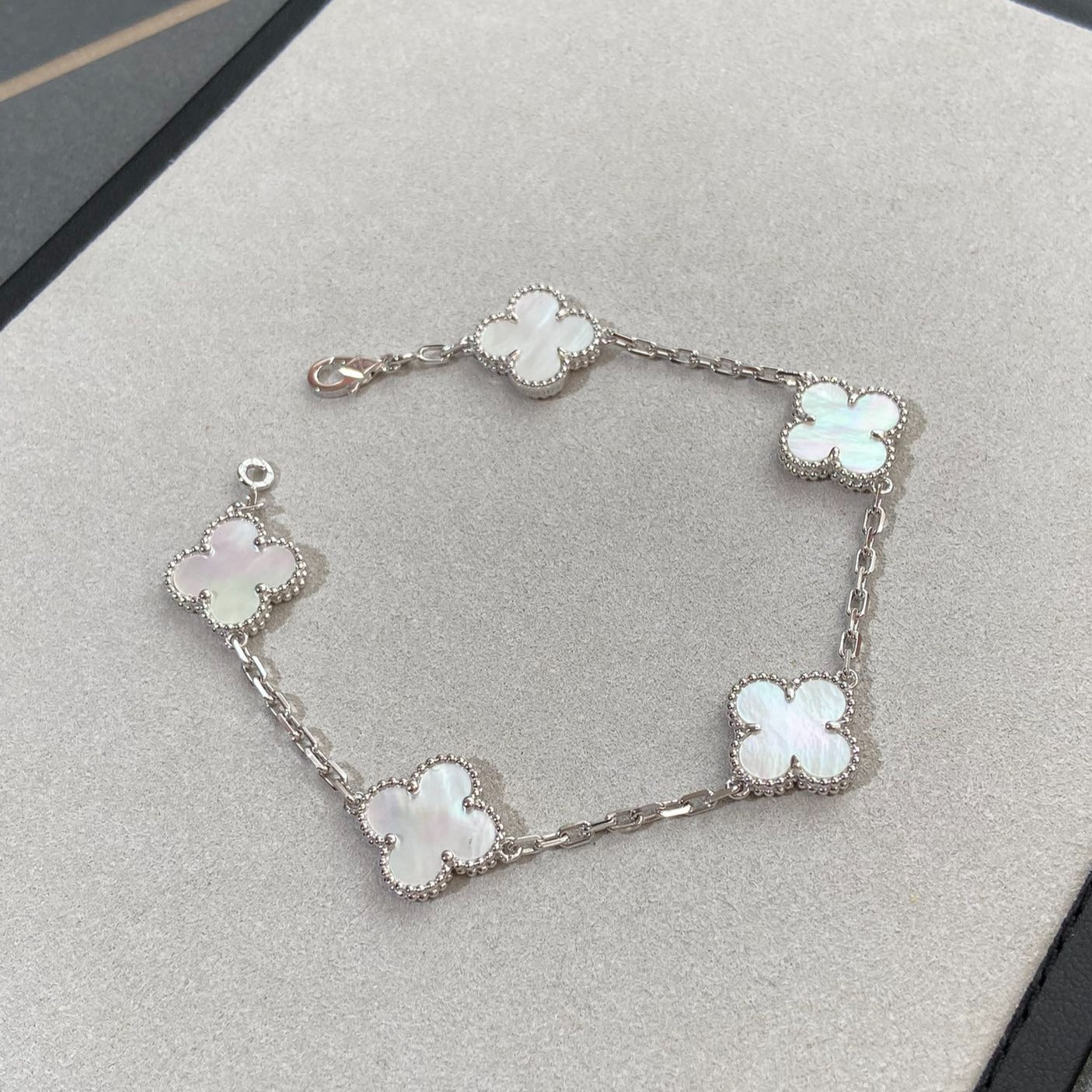 [Luxery]CLOVER WHITE PEARL MOP 5 MOTIF BRACELET COLLECTION