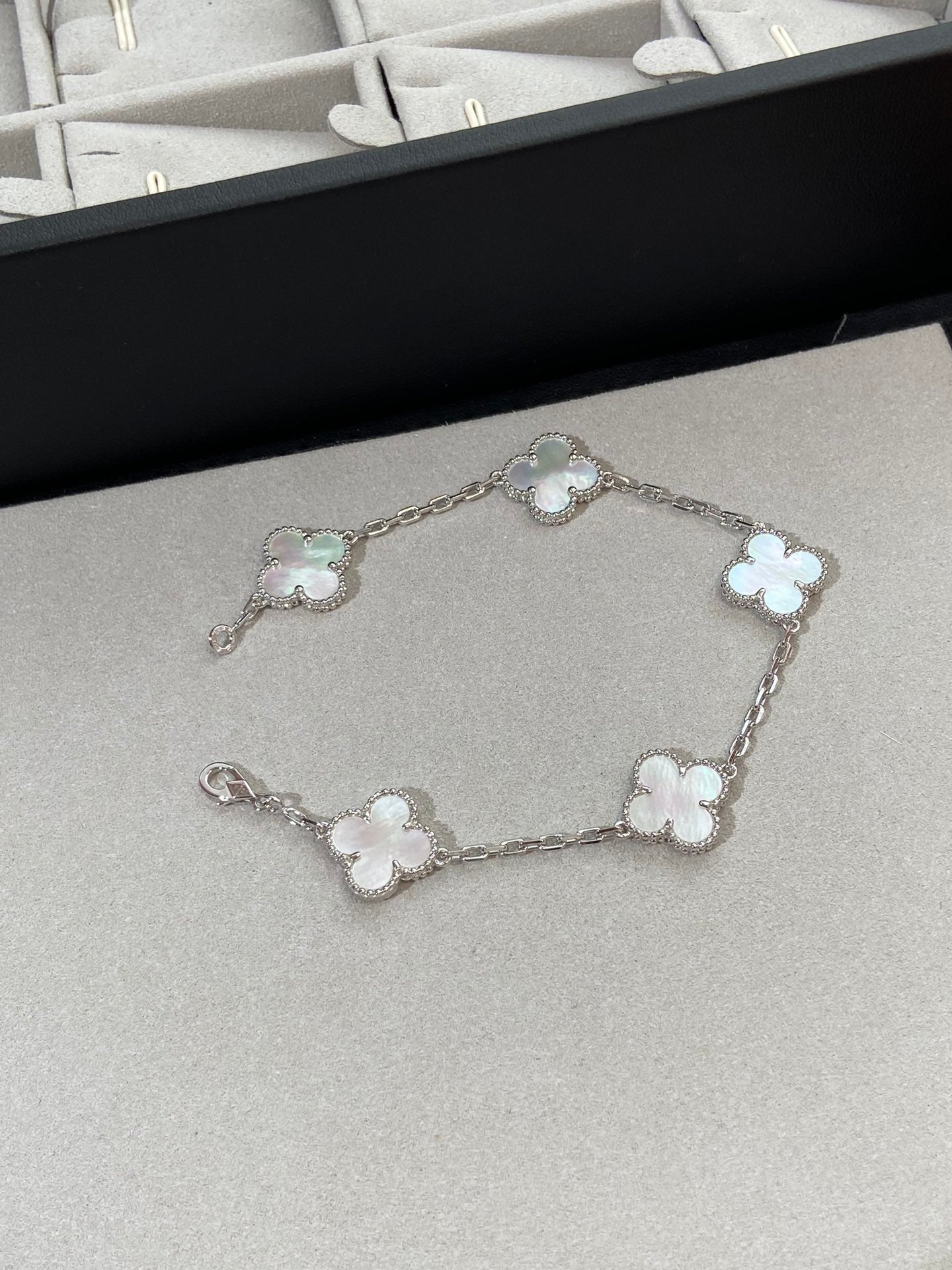 [Luxery]CLOVER WHITE PEARL MOP 5 MOTIF BRACELET COLLECTION