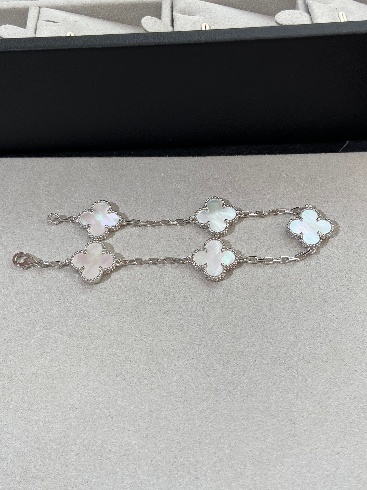[Luxery]CLOVER WHITE PEARL MOP 5 MOTIF BRACELET COLLECTION