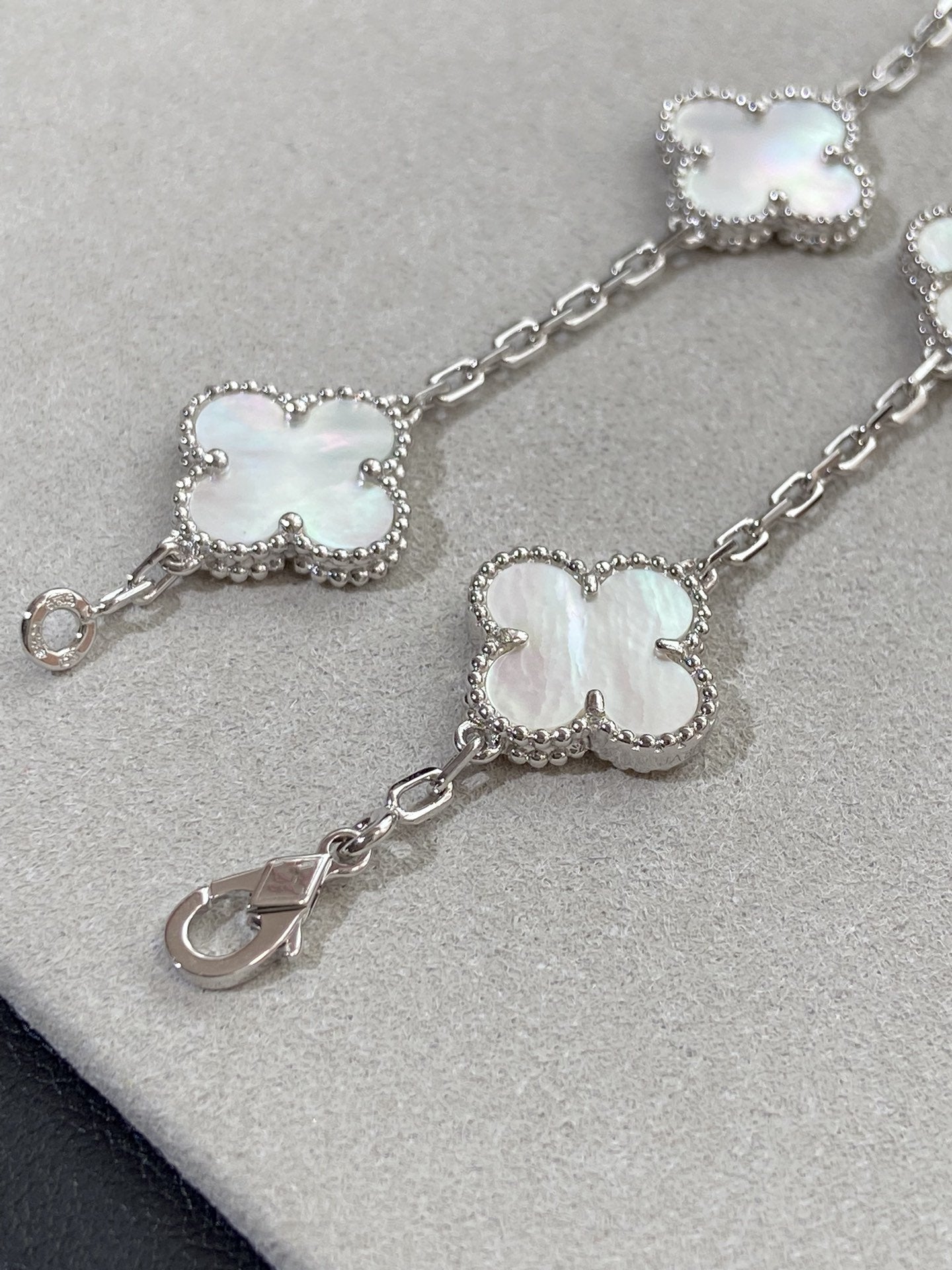 [Luxery]CLOVER WHITE PEARL MOP 5 MOTIF BRACELET COLLECTION