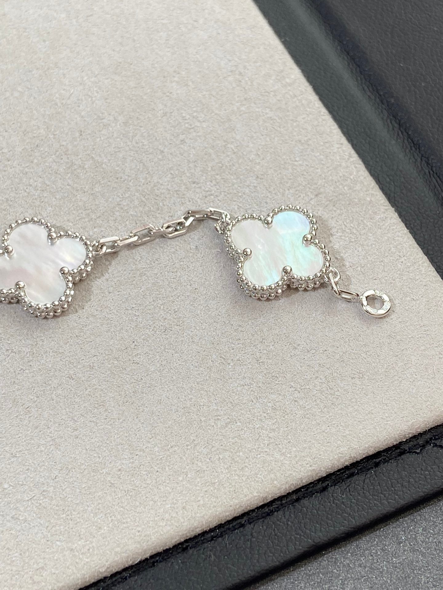 [Luxery]CLOVER WHITE PEARL MOP 5 MOTIF BRACELET COLLECTION