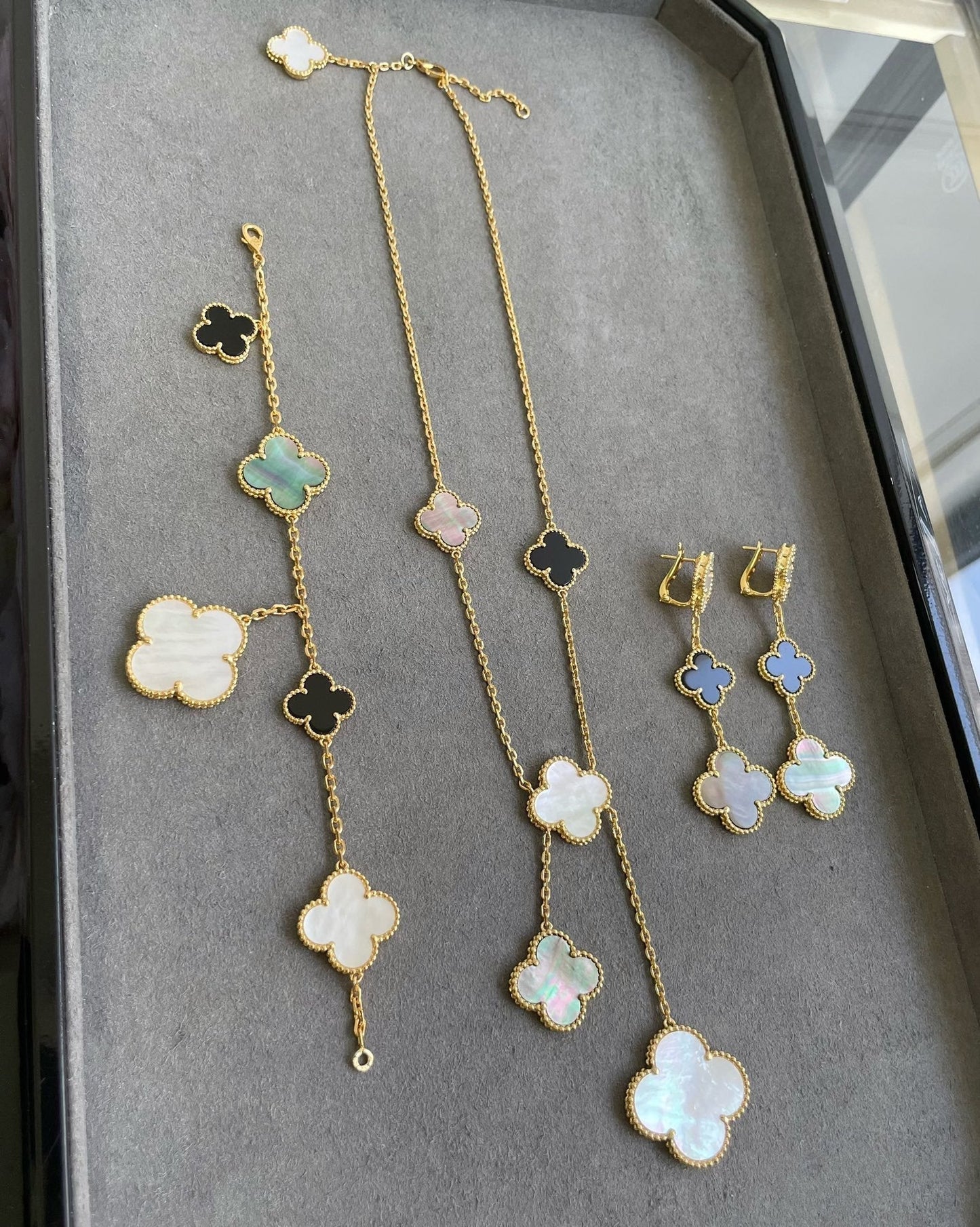 [Luxery]CLOVER 3 MOTIF MOP ONYX DARK MOP PINK GOLD EARRINGS