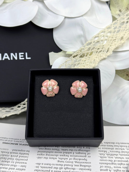 [Luxery]26C Pink Camellia Pearl Enamel Stud Earrings