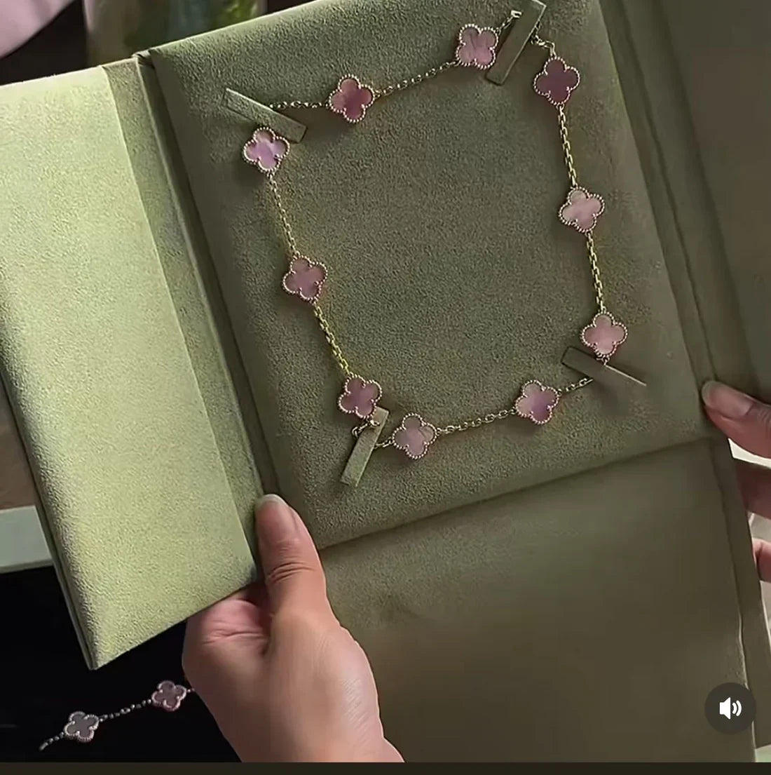 [Luxery Jewellery] Pink Necklace with Ten Clover Designs