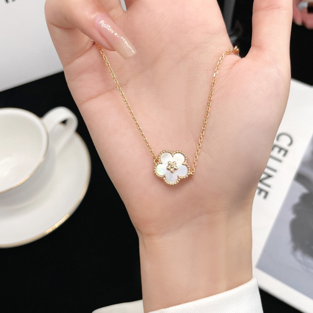 [Luxery]LUCKY  WHITE MOP  PLUM BLOSSOM NECKLACE
