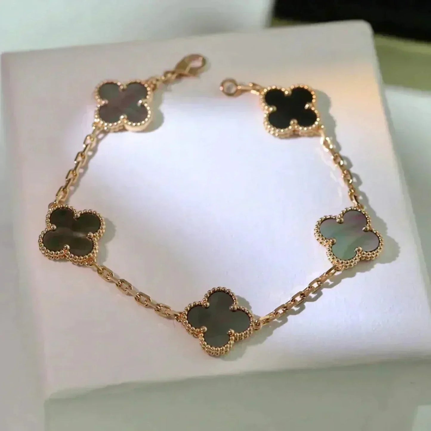[Luxery] CLOVER 5 MOTIF GRAY MOP BRACELET COLLECTION
