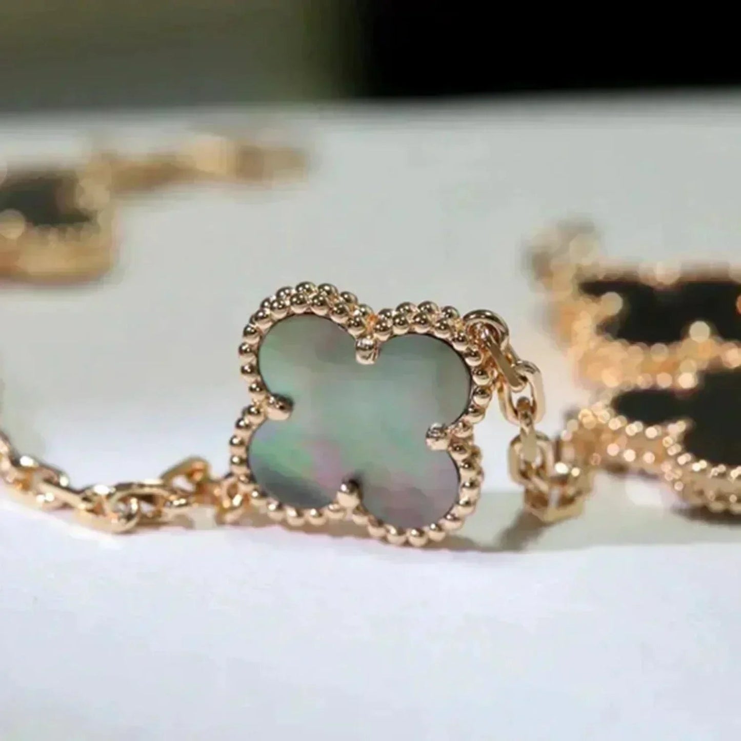 [Luxery] CLOVER 5 MOTIF GRAY MOP BRACELET COLLECTION