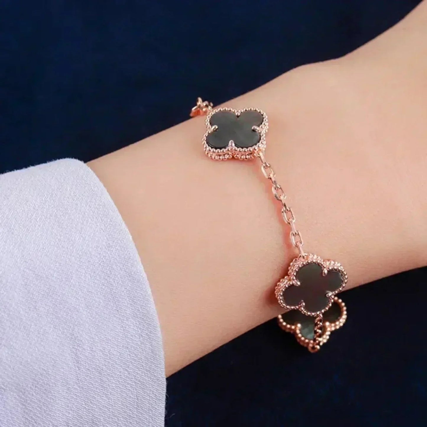 [Luxery] CLOVER 5 MOTIF GRAY MOP BRACELET COLLECTION